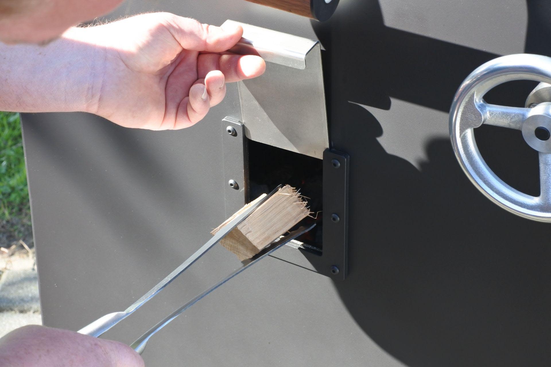 DTB Grill Möglichkeit für Räucherholz